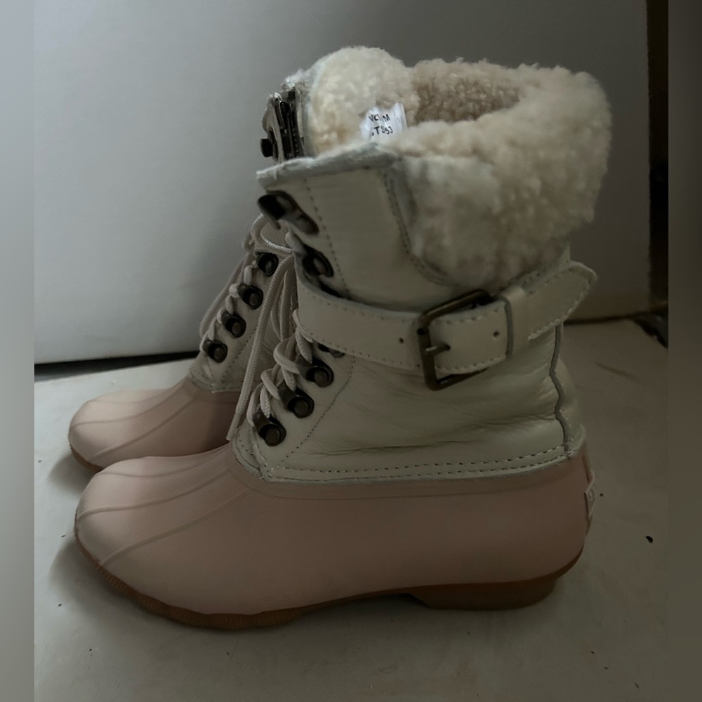 Sperry Leather Duck ๐ฆ Boots in Stylish Pink and Cream with Australian Sheep Fur. - Picture 2 of 9